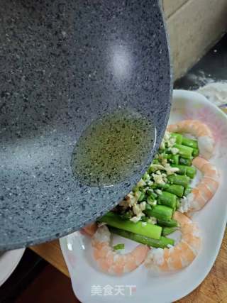 白灼芦笋拌大虾的做法步骤：8