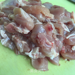 土豆烧鸡肉的做法步骤：1