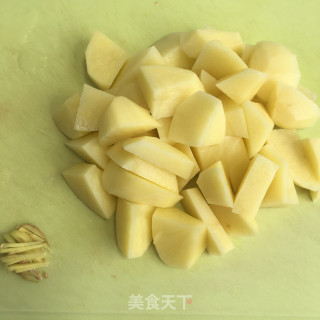 土豆烧鸡肉的做法步骤：3