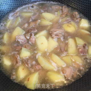土豆烧鸡肉的做法步骤：7