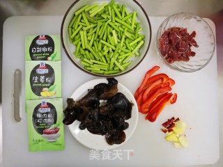 经典家常菜蒜苔炒肉❗️大米的下饭神器的做法步骤：1