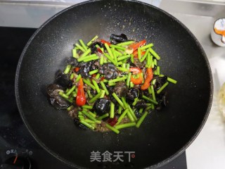 经典家常菜蒜苔炒肉❗️大米的下饭神器的做法步骤：7