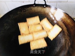 黄豆芽炒豆煎豆腐干的做法步骤：1