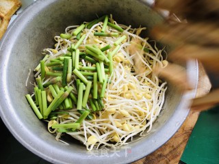 黄豆芽炒豆煎豆腐干的做法步骤：2