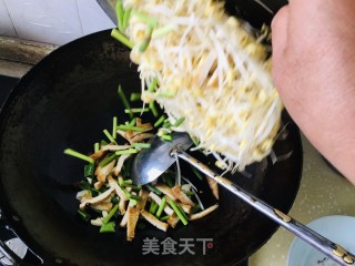 黄豆芽炒豆煎豆腐干的做法步骤：4