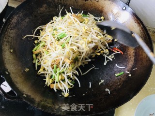 黄豆芽炒豆煎豆腐干的做法步骤：5