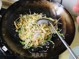 黄豆芽炒豆煎豆腐干的做法步骤：6