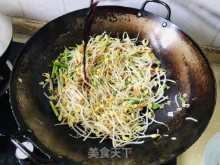 黄豆芽炒豆煎豆腐干的做法步骤：7
