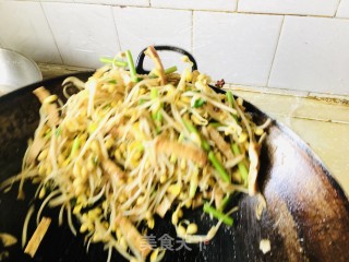 黄豆芽炒豆煎豆腐干的做法步骤：8