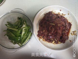 青椒炒牛肉的做法步骤：1