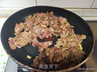 青椒炒牛肉的做法步骤：2