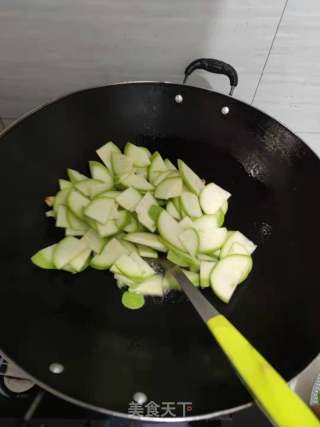 火腿炒西葫芦的做法步骤：2