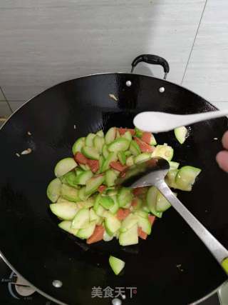 火腿炒西葫芦的做法步骤：4