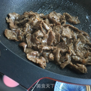 洋葱红萝卜炒牛肉的做法步骤：6