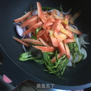 洋葱红萝卜炒牛肉的做法步骤：8