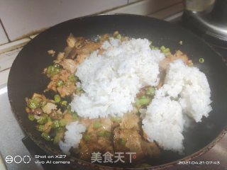 五花肉豆角炒饭的做法步骤：4