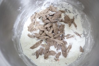 黑全麦老面二次发酵吐司的做法步骤：2