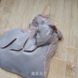 蒜苔炒猪肝的做法步骤：2