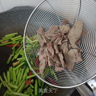 蒜苔炒猪肝的做法步骤：12