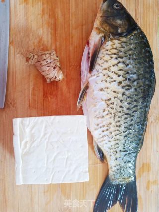 红烧鲫鱼豆腐的做法步骤：1