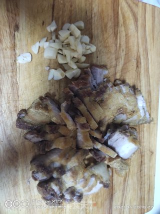 五花肉炒蒜薹的做法步骤：1