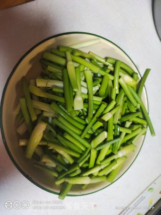 五花肉炒蒜薹的做法步骤：2
