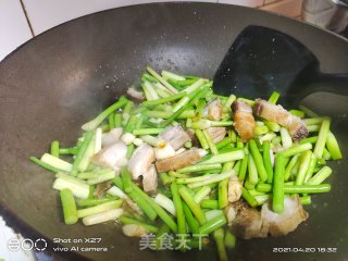 五花肉炒蒜薹的做法步骤：7
