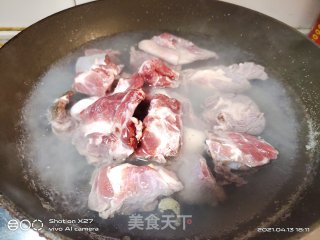 五香羊肉的做法步骤：1