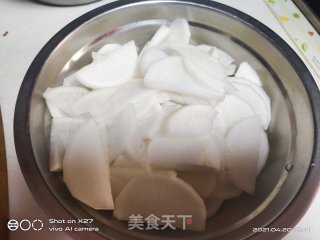 五花肉烧萝卜的做法步骤：1