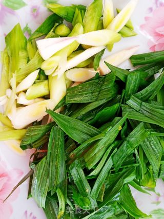 蒜苗炒烤鸭的做法步骤：2