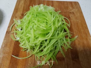 芝麻酱拌莴笋丝的做法步骤：2