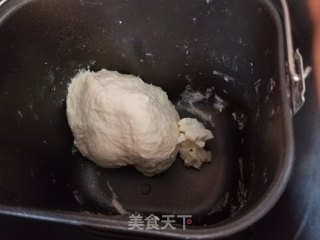 咸蛋黄肉松馅面包的做法步骤：2