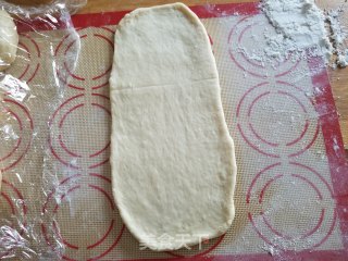 咸蛋黄肉松馅面包的做法步骤：7