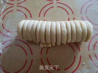 咸蛋黄肉松馅面包的做法步骤：9