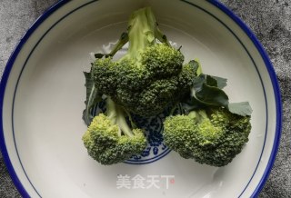 西兰花胡萝卜拌洋葱的做法步骤：1