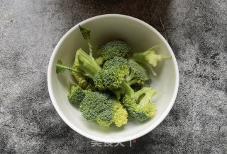 西兰花胡萝卜拌洋葱的做法步骤：2