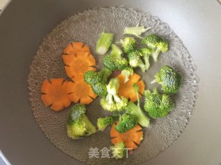 西兰花胡萝卜拌洋葱的做法步骤：7