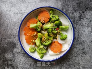 西兰花胡萝卜拌洋葱的做法步骤：13