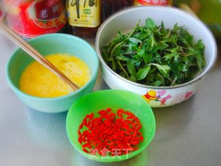 枸杞芽炒鸡蛋的做法步骤：2