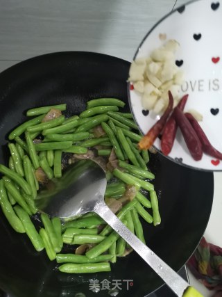 腊肉煸炒四季豆的做法步骤：3