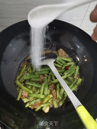 腊肉煸炒四季豆的做法步骤：4
