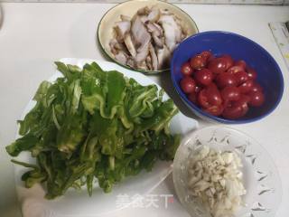 五花肉炒青椒的做法步骤：1