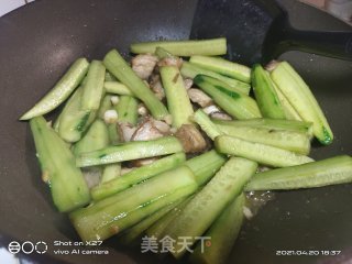 五花肉炒黄瓜圣女果的做法步骤：3