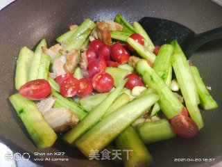 五花肉炒黄瓜圣女果的做法步骤：4