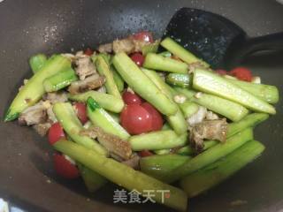 五花肉炒黄瓜圣女果的做法步骤：6