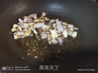 五花肉丁炒豆角丁的做法步骤：3