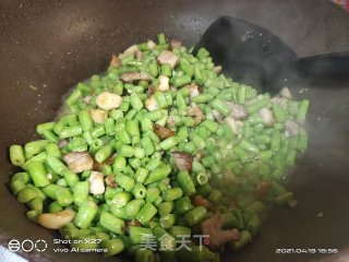 五花肉丁炒豆角丁的做法步骤：4