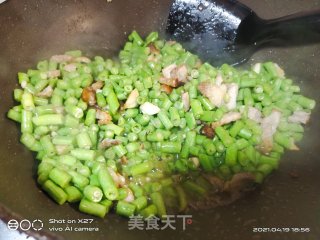 五花肉丁炒豆角丁的做法步骤：5