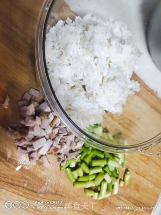 五花肉丁蒜薹炒饭的做法步骤：1