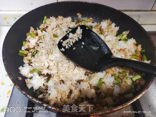 五花肉丁蒜薹炒饭的做法步骤：3